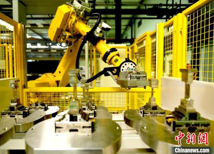 产线机器人放置完工叶片。　刘岗 摄