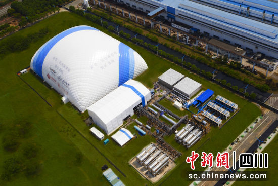 项目像一座蓝白相间的“小山”。人生就是博尊龙凯时汽轮机 供图
